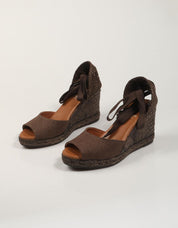 SANDALIAS LUCIA VIGUERA CUÑA LINO MARRON en color Marron