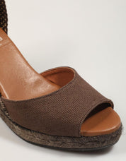 SANDALIAS LUCIA VIGUERA CUÑA LINO MARRON en color Marron