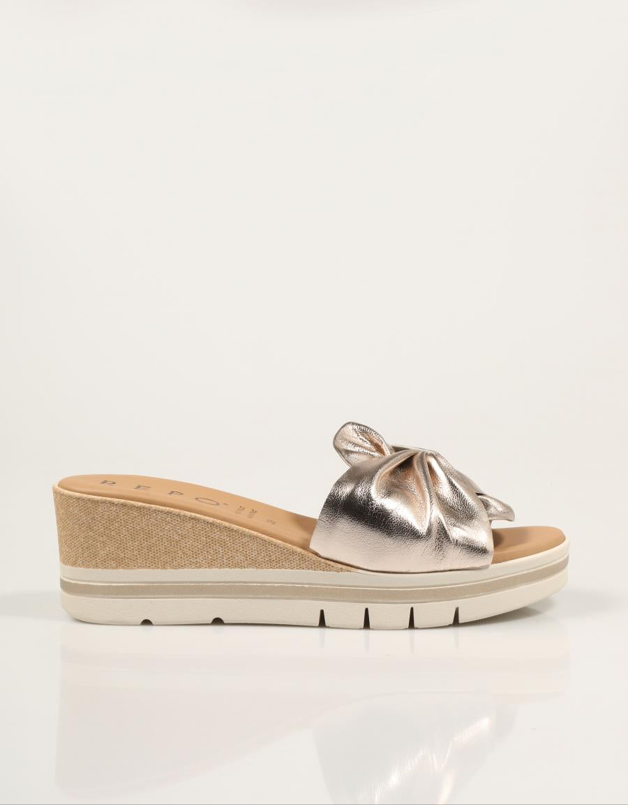 SANDALIAS LA REPO SANDALIA CIPRIA en color Oro