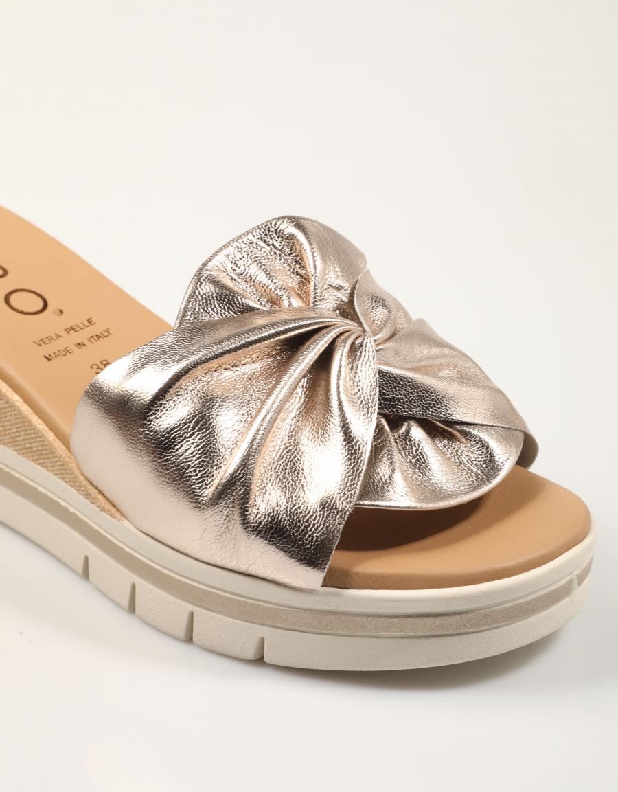 SANDALIAS LA REPO SANDALIA CIPRIA en color Oro