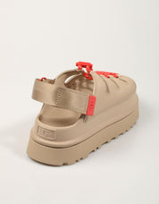 SANDALIAS UGG GOLDENGLOW TOGGLE 1179370 en color Beige