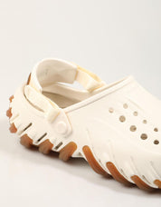 ZUECOS CROCS ECHO GUM CHALK 211675 en color Blanco