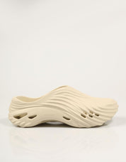 ZUECOS CROCS ECHO WAVE BONE 210521 en color Beige