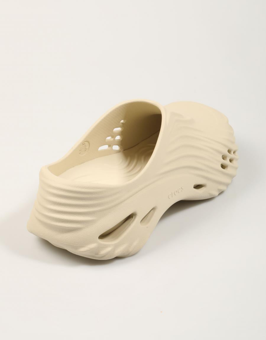ZUECOS CROCS ECHO WAVE BONE 210521 en color Beige