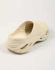 ZUECOS CROCS ECHO WAVE BONE 210521 en color Beige