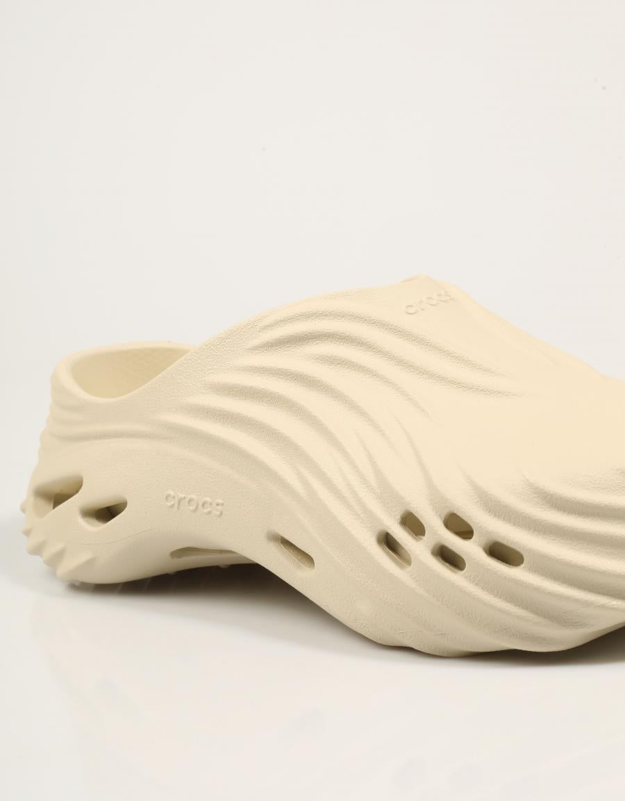 ZUECOS CROCS ECHO WAVE BONE 210521 en color Beige