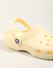 ZUECOS CROCS CLASSIC YELLOW LIGHT 10001 en color Amarillo