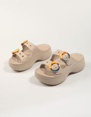 ZUECOS CROCS SAT PLATFORM BUCKLE DULCE 213246 en color Taupe