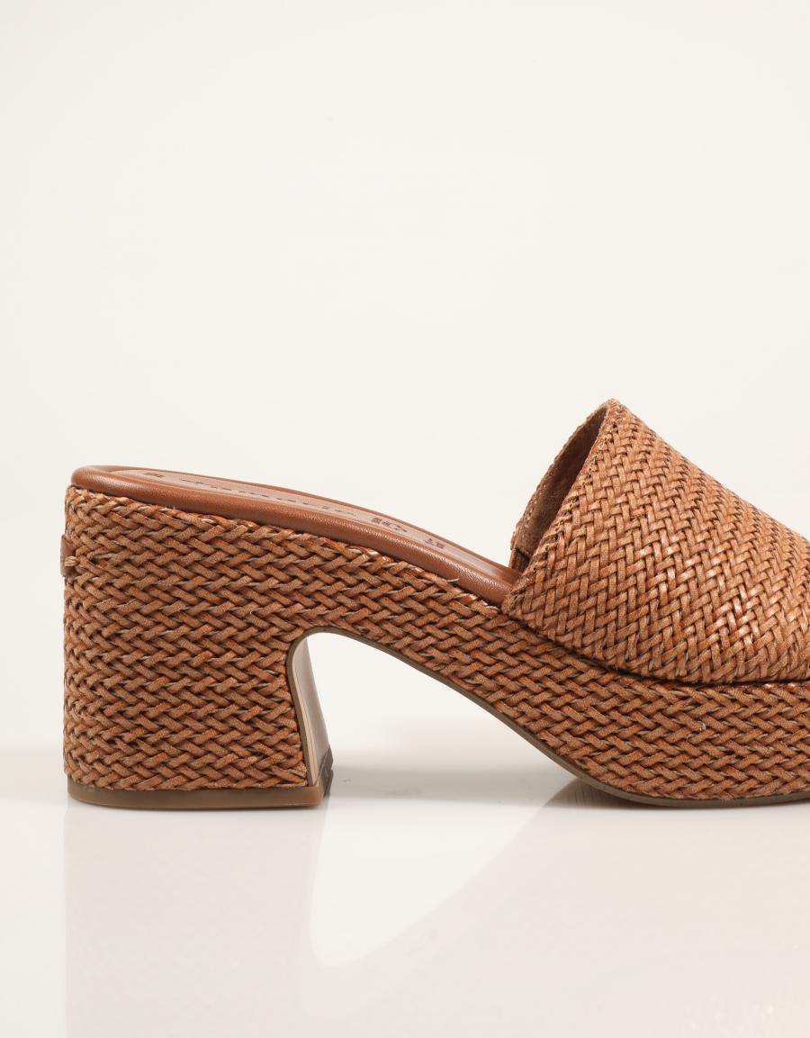 SANDALIAS TAMARIS PALA RAFIA COGNAC en color Cuero