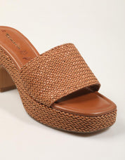 SANDALIAS TAMARIS PALA RAFIA COGNAC en color Cuero