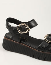 SANDALIAS TAMARIS CONFORT SANDALIA HEBILLAS BLACK en color Negro