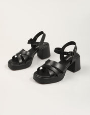 SANDALIAS REFRESH SANDALIA TIRAS NEGRO en color Negro