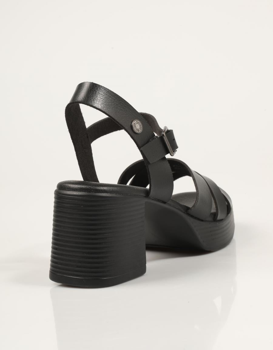 SANDALIAS REFRESH SANDALIA TIRAS NEGRO en color Negro