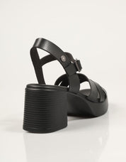 SANDALIAS REFRESH SANDALIA TIRAS NEGRO en color Negro