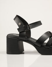 SANDALIAS REFRESH SANDALIA TIRAS NEGRO en color Negro