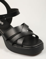 SANDALIAS REFRESH SANDALIA TIRAS NEGRO en color Negro