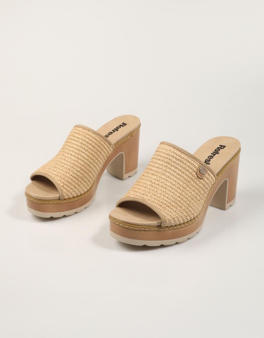 SANDALIAS REFRESH PALA TACON TAUPE en color Beige