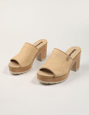 SANDALIAS REFRESH PALA TACON TAUPE en color Beige