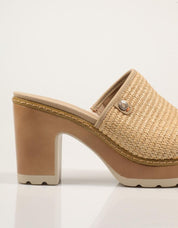 SANDALIAS REFRESH PALA TACON TAUPE en color Beige