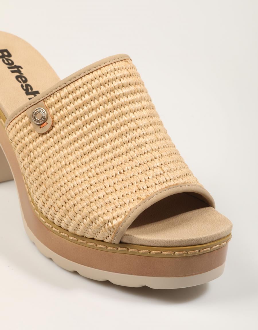 SANDALIAS REFRESH PALA TACON TAUPE en color Beige