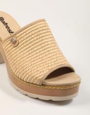 SANDALIAS REFRESH PALA TACON TAUPE en color Beige