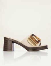 SANDALIAS REFRESH PALA HEBILLA BEIGE en color Beige