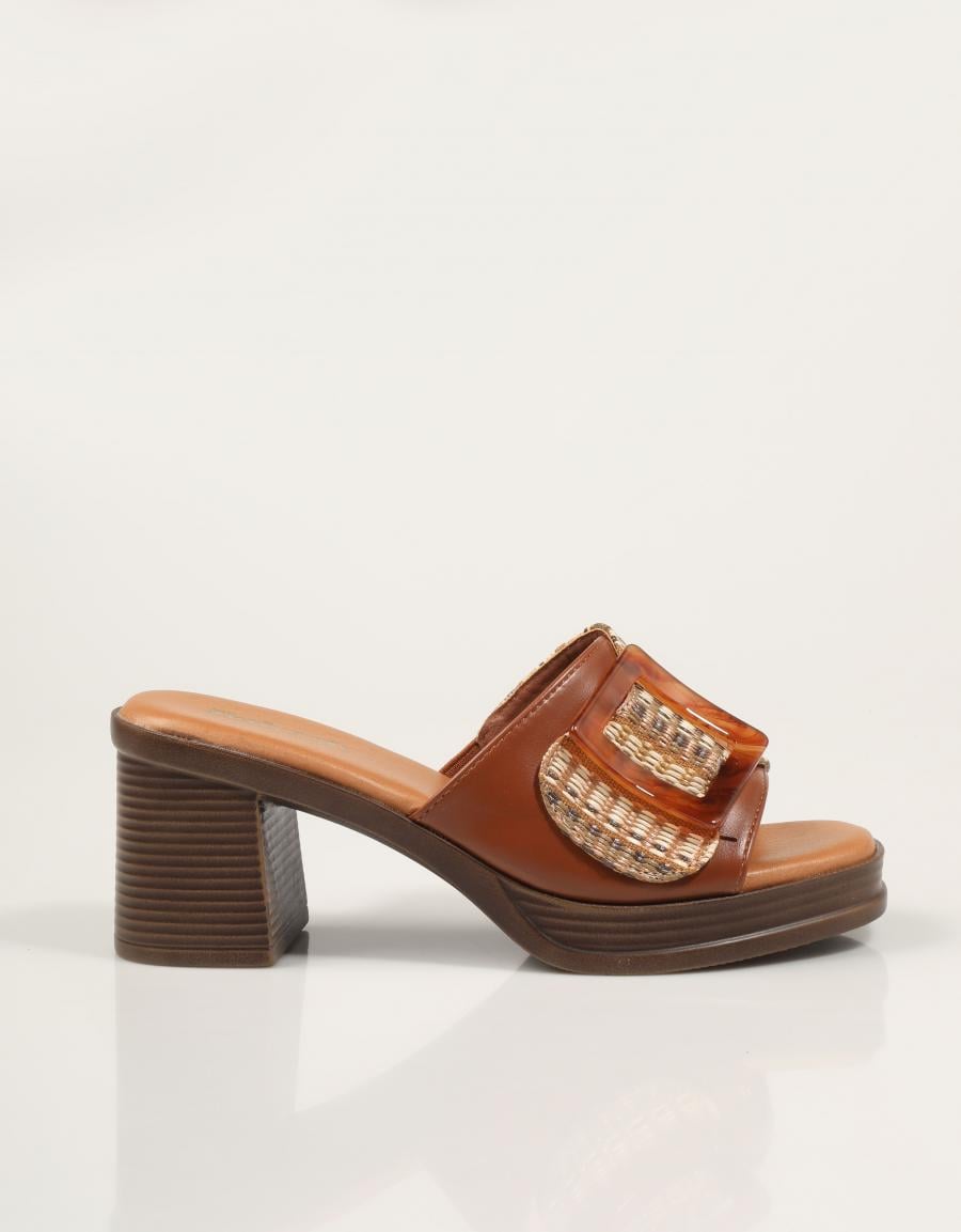 SANDALIAS REFRESH PALA HEBILLA CAMEL en color Cuero