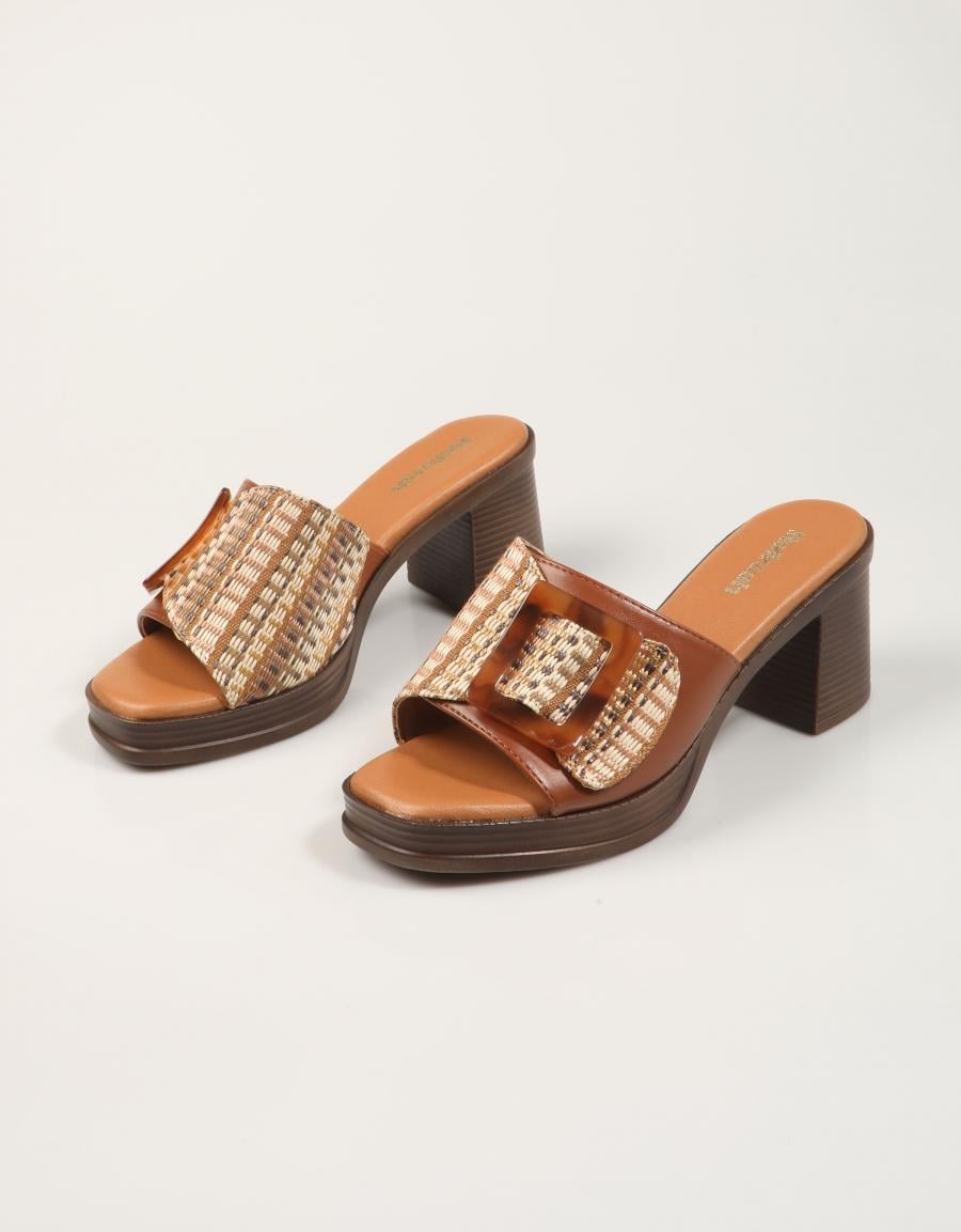 SANDALIAS REFRESH PALA HEBILLA CAMEL en color Cuero