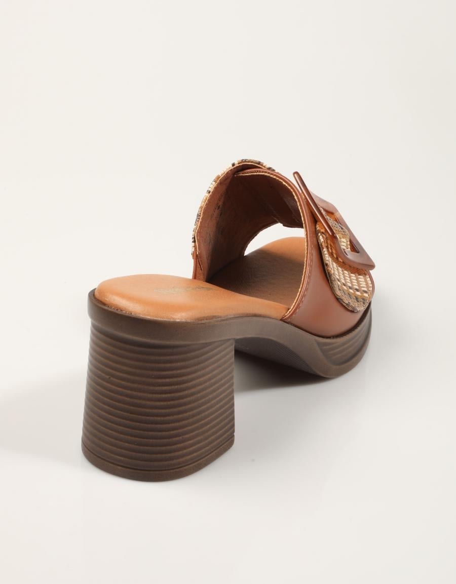 SANDALIAS REFRESH PALA HEBILLA CAMEL en color Cuero