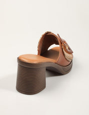 SANDALIAS REFRESH PALA HEBILLA CAMEL en color Cuero
