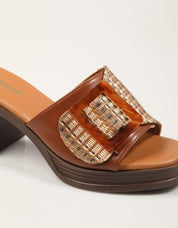 SANDALIAS REFRESH PALA HEBILLA CAMEL en color Cuero