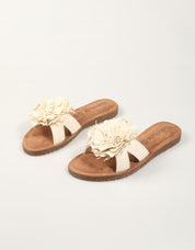 SANDALIAS LAZAMANI FLOWER MULES OFF WHITE en color Beige