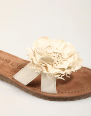 SANDALIAS LAZAMANI FLOWER MULES OFF WHITE en color Beige