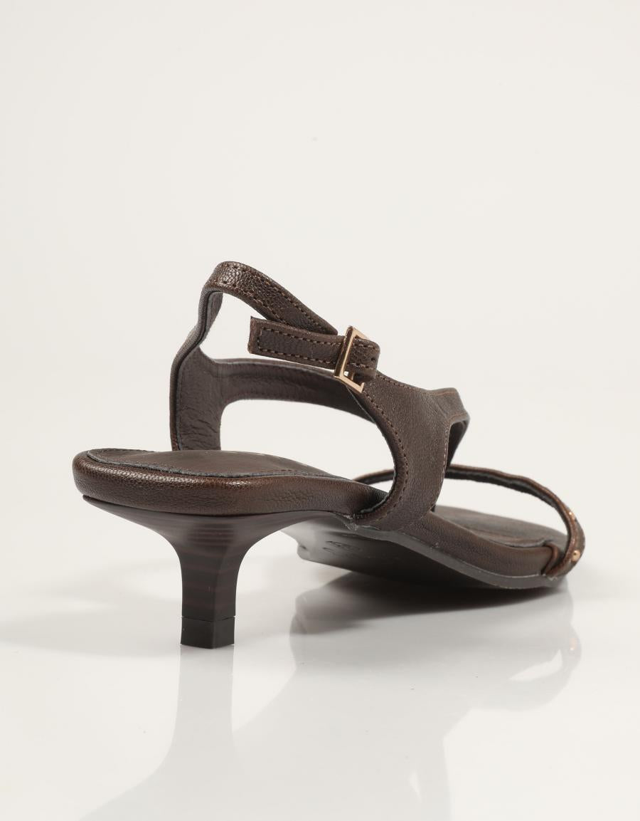 SANDALIAS TOP 3 SANDALIA TACON MOKA en color Marron