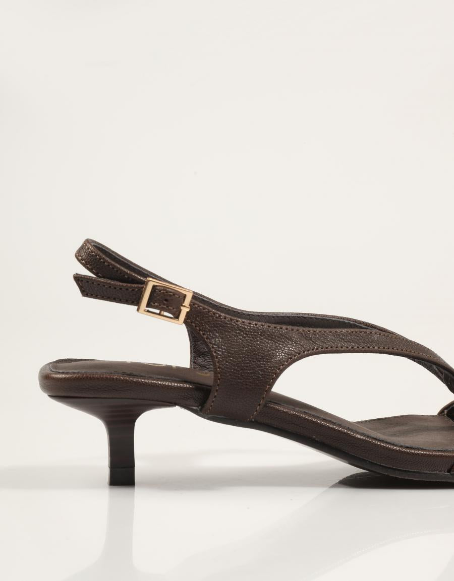 SANDALIAS TOP 3 SANDALIA TACON MOKA en color Marron
