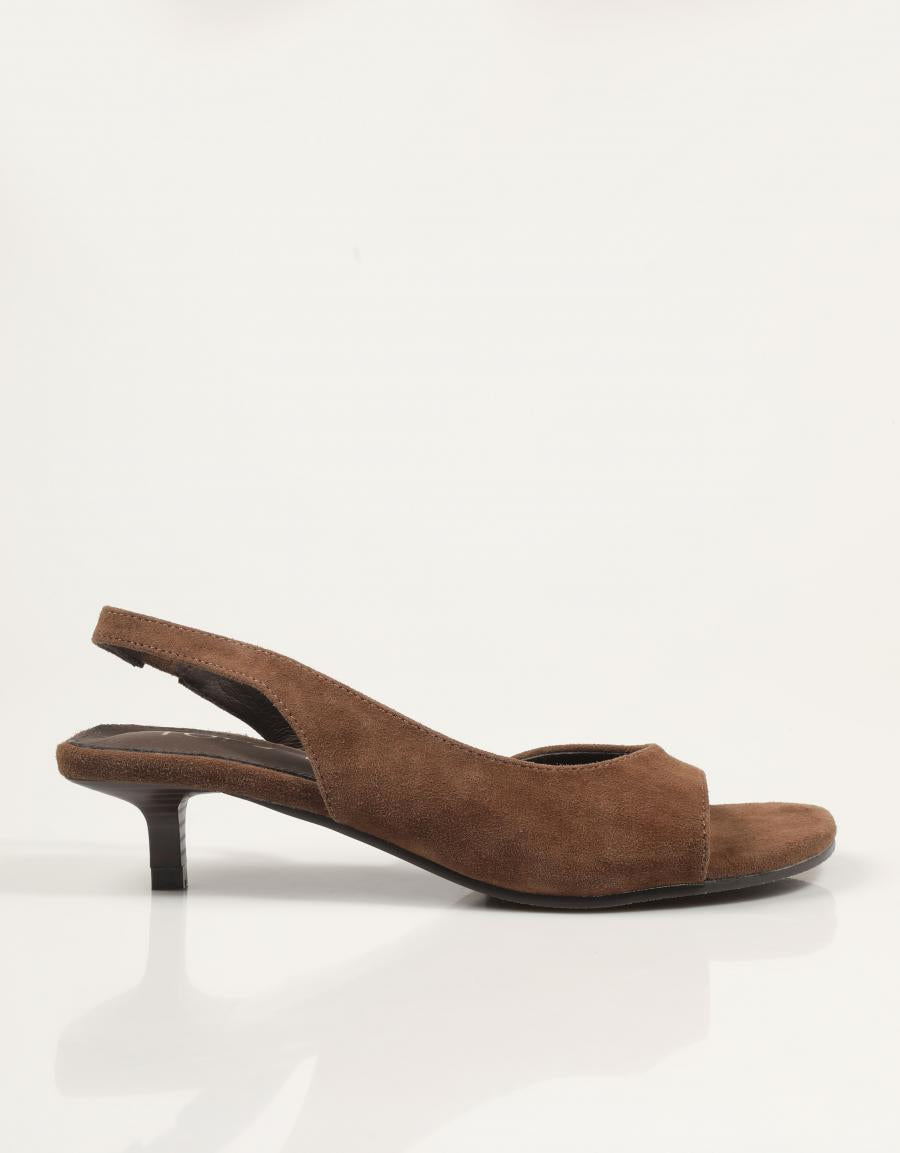 SANDALIAS TOP 3 SANDALIA TACON MOKA en color Marron