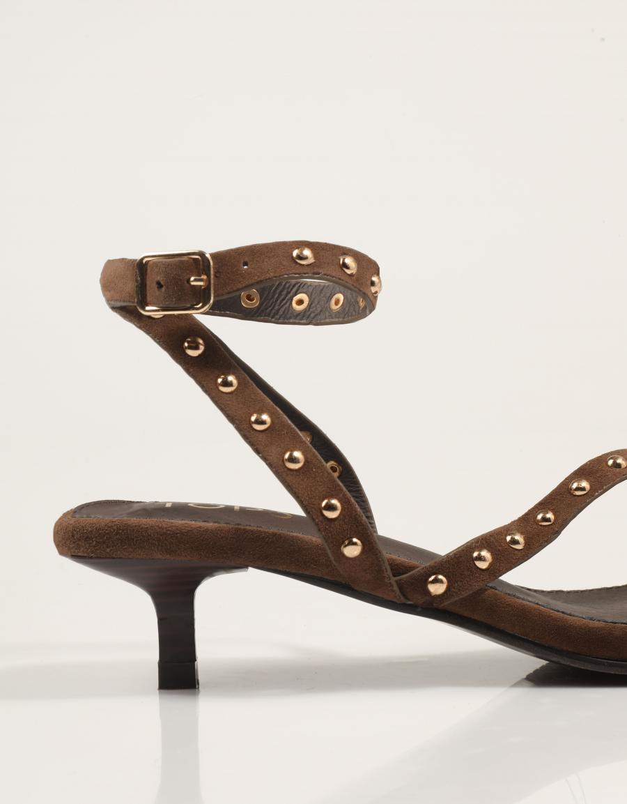 SANDALIAS TOP 3 SANDALIA TACHAS MOKA en color Marron