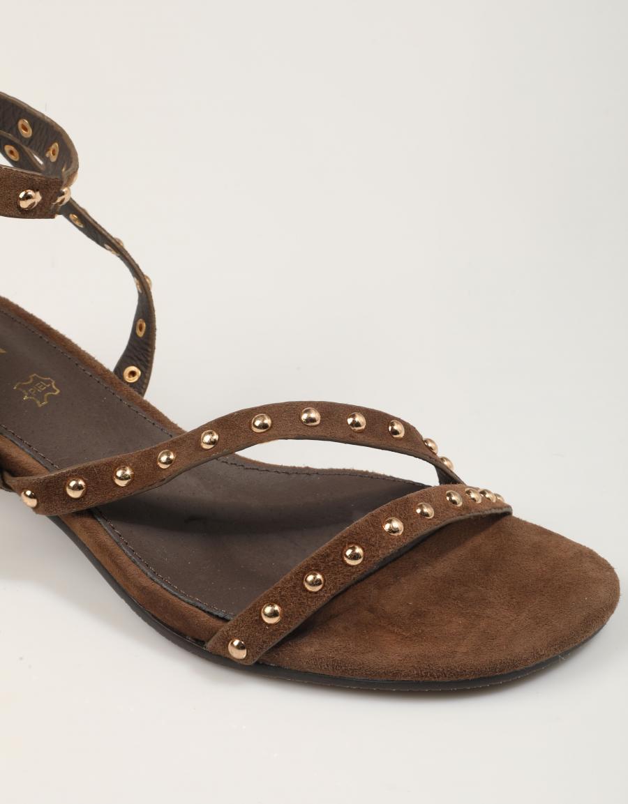 SANDALIAS TOP 3 SANDALIA TACHAS MOKA en color Marron