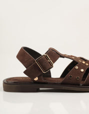 SANDALIAS TOP 3 ROMANA TACHAS MOKA en color Marron