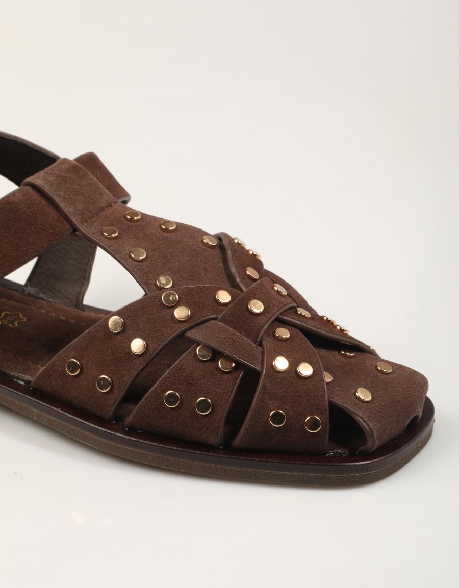 SANDALIAS TOP 3 ROMANA TACHAS MOKA en color Marron