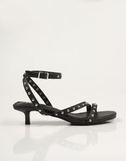 SANDALIAS TOP 3 SANDALIA TACHAS BLACK en color Negro