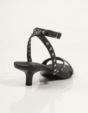 SANDALIAS TOP 3 SANDALIA TACHAS BLACK en color Negro