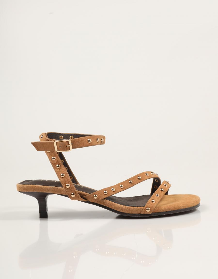 SANDALIAS TOP 3 SANDALIA TACHAS CAMEL en color Cuero