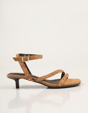 SANDALIAS TOP 3 SANDALIA TACHAS CAMEL en color Cuero