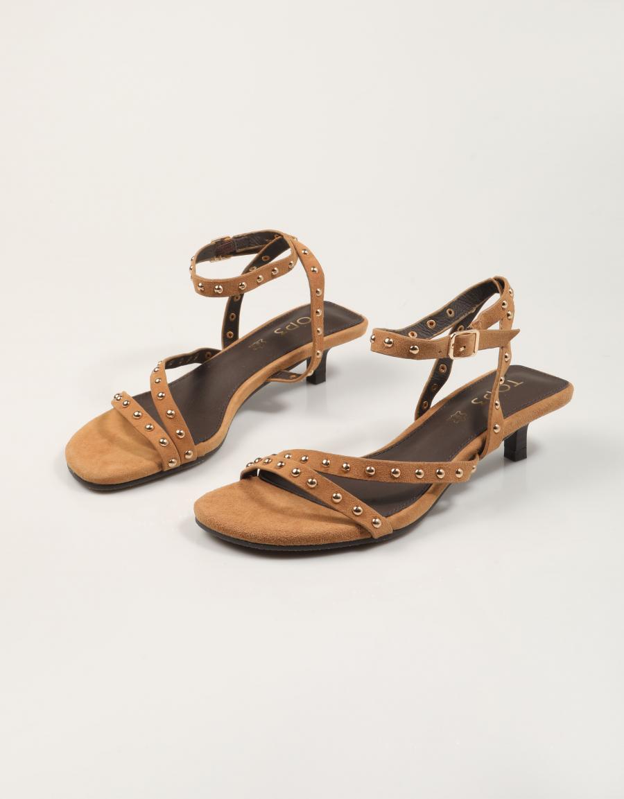 SANDALIAS TOP 3 SANDALIA TACHAS CAMEL en color Cuero