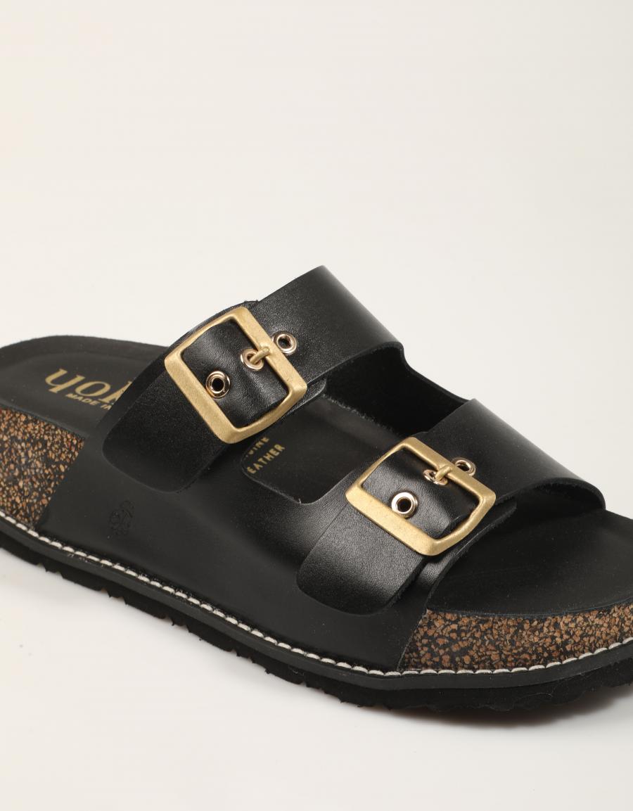 SANDALIAS YOKONO OCA 013 NAPA NEGRO en color Negro
