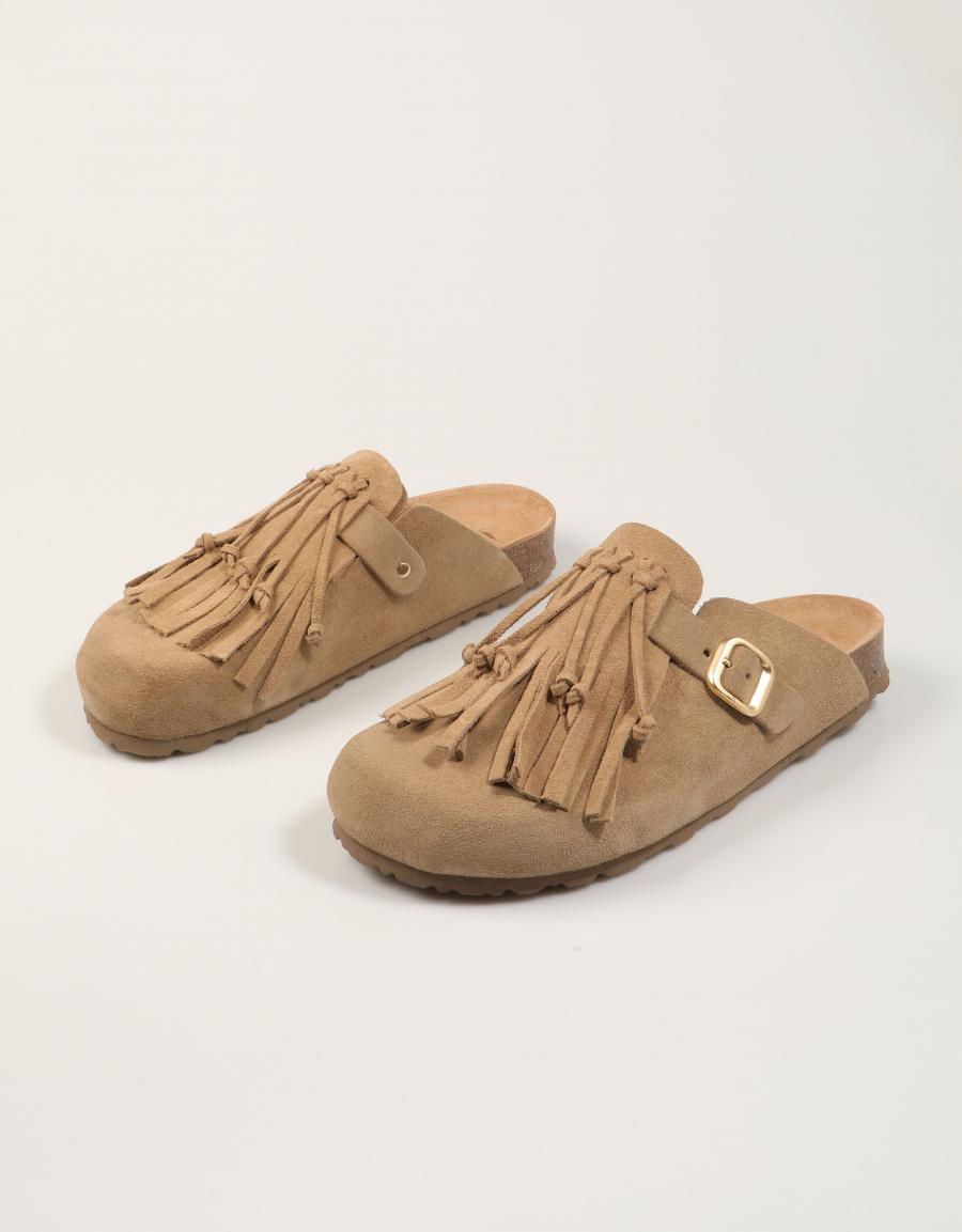 ZUECOS YOKONO ZUECO 260 SERR.MUSHROOM en color Beige