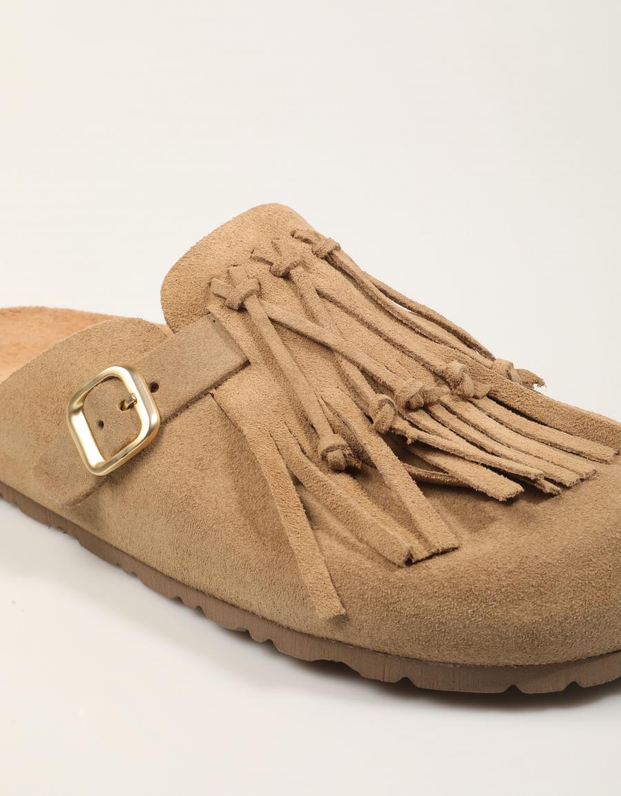 ZUECOS YOKONO ZUECO 260 SERR.MUSHROOM en color Beige