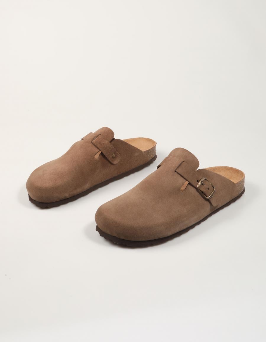 ZUECOS YOKONO ZUECO 599 SERR.LODO en color Marron