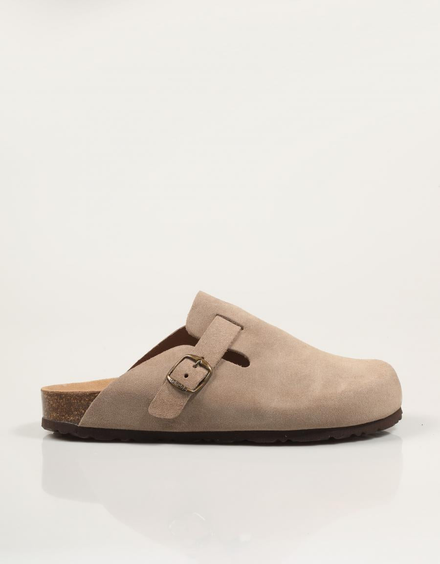 ZUECOS YOKONO ZUECO 599 SERR.PIEDRA en color Beige